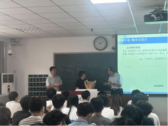 信通学院领导班子、工会、院办负责人在教师节向教师代表献花送祝福
