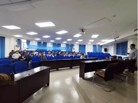 ok138cn太阳集团古天乐举办“深度强化学习赋能空中交通轨迹与频谱联合优化”研究生创新教育讲座